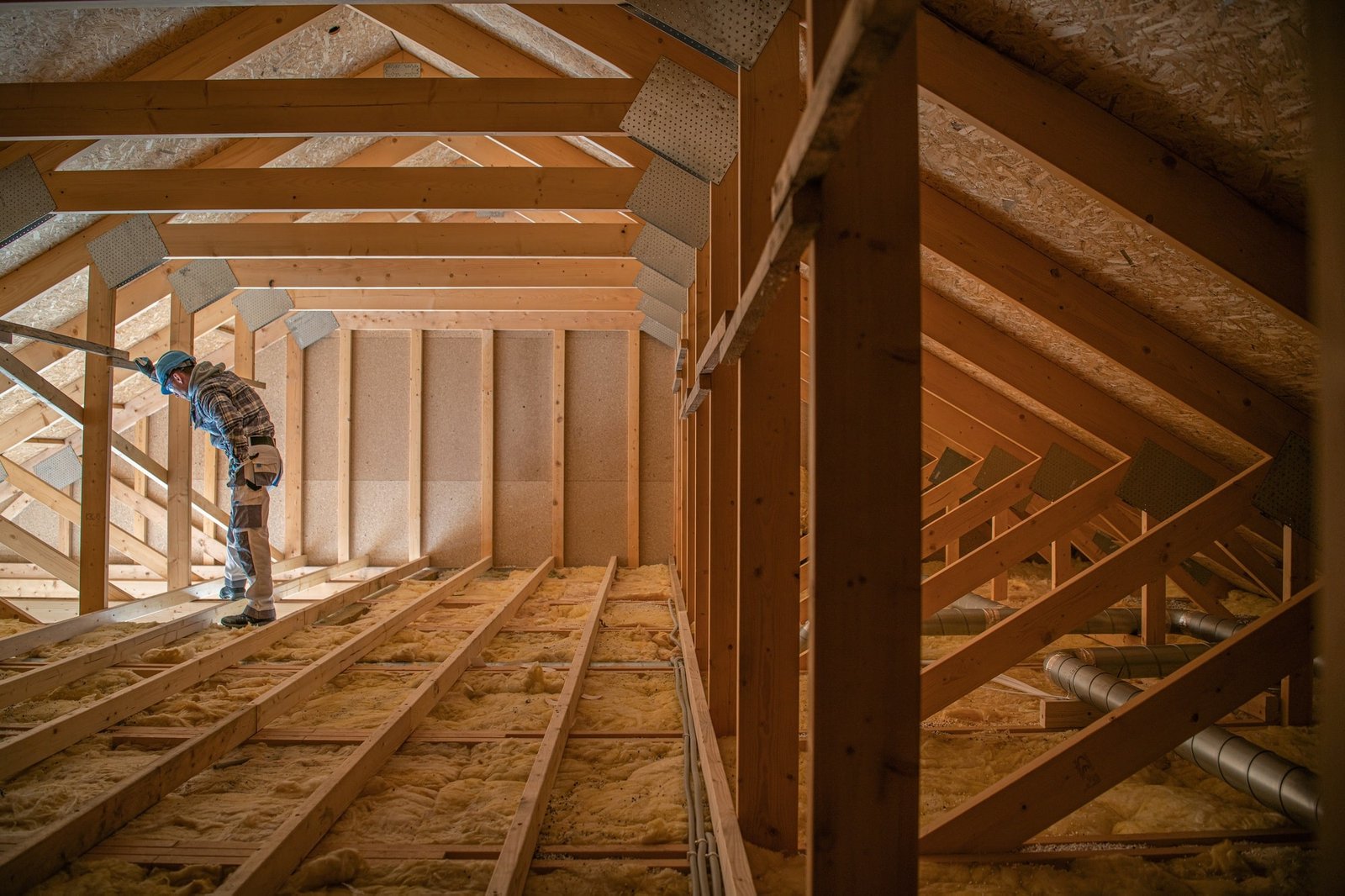 Construction de toit en bois de grenier couvrant la maison