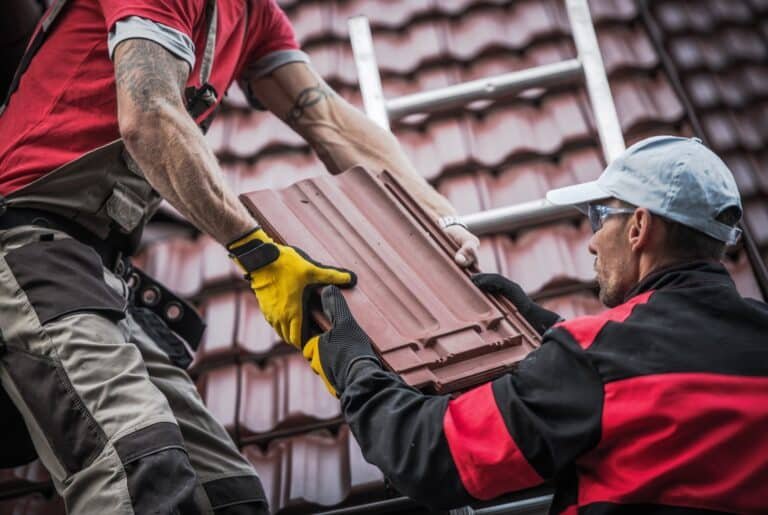 Installation de tuiles rouges